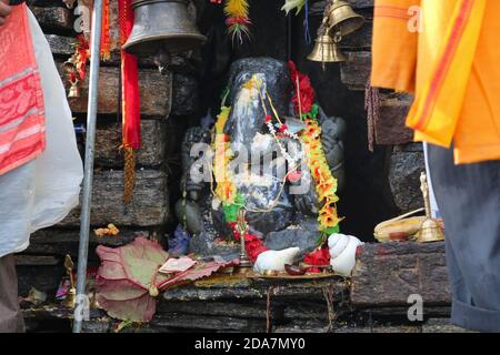 Hindu Gott Ganesha Idol in Uttarakhand Himalaya. Ganesha, auch Ganesh geschrieben, auch Ganapati genannt, Elefantenkopf Hindu gott der Anfänge. . Hochwertige Fotos Stockfoto