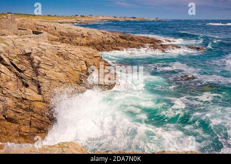 Blick auf die wilden Klippen der Küste der Halbinsel Quiberon, Bretagne, Frankreich Stockfoto