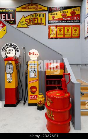 Shell-Display von Kraftstoffpumpen, Schildern und Dispenser auf der Bill Richardson's Transport World in Invercargill, Neuseeland. Stockfoto