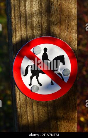 Kein Reitschild auf einem öffentlichen Fußweg in den Chilterns. Reiten verboten. Buckinghamshire, Großbritannien Stockfoto