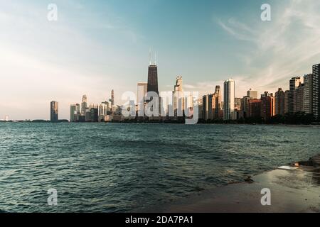 Chicago Skyline von einem Strand entfernt. Ein wunderschöner Blick hinter die Skyline schließt den Lake Michigan ein. Stockfoto