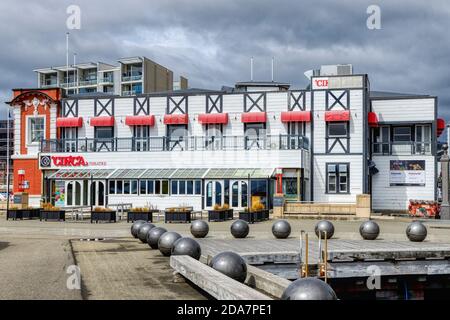 Der 1994-zweckmäßig gebaute Teil des circa Theatre-Gebäudes, entworfen von den Architekten Ampersand, an der Hafenfront in Wellington, Neuseeland. Stockfoto