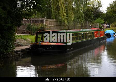 Das John Pinkerton II-Schmalboot ist unter einer Weide vertäut Am wunderschönen Basingstoke Canal in Odiham in Hampshire Stockfoto