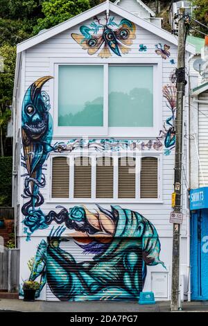 Ein klassisches Wetterboard-Haus in der Prince Street, Wellington, Neuseeland mit stilisierten gemalten Kreaturen und Designs auf der Außenseite. Stockfoto