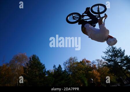 Berlin, Deutschland. November 2020. Ein junger Mann rollt mit seinem Fahrrad in der Luft. Einige Freizeitsportler üben auf der Skate-Anlage im Park am Gleisdreieck. Quelle: Annette Riedl/dpa-Zentralbild/ZB/dpa/Alamy Live News Stockfoto