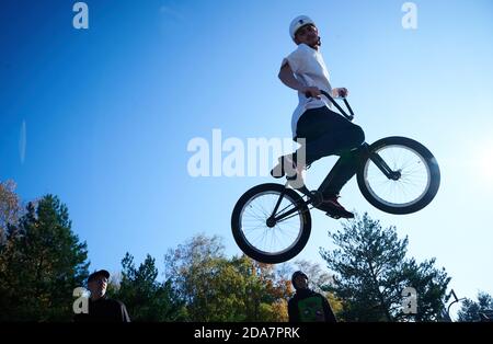 Berlin, Deutschland. November 2020. Ein junger Mann springt mit seinem Fahrrad in die Luft. Auf der Skate-Anlage im Park im Gleisdreieck üben einige Freizeitsportler. Quelle: Annette Riedl/dpa-Zentralbild/ZB/dpa/Alamy Live News Stockfoto