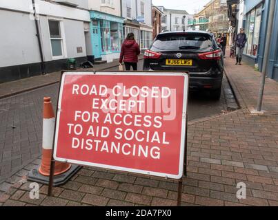 Schild - Straßensperrung aufgrund der Notwendigkeit sozialer Distanzierung während der Covid 19 Coronavirus-Pandemie in Sidmouth, Devon. Stockfoto