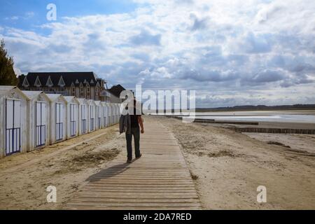 Le Crotoy in Baie de Somme, Picardie, Frankreich, Europa. Mann, der am Strand läuft. Foto V.D. Stockfoto