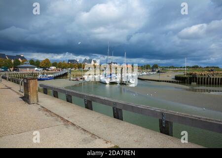 Le Crotoy in Baie de Somme, Picardie, Frankreich, Europa. Boote im Hafen. Foto V.D. Stockfoto