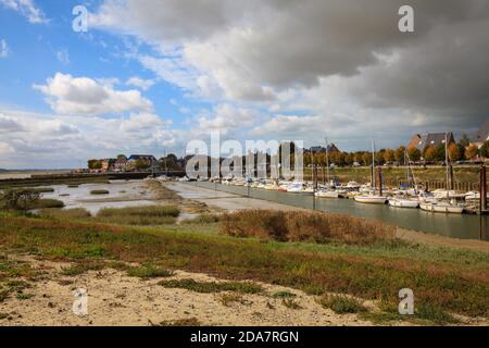 Le Crotoy in Baie de Somme, Picardie, Frankreich, Europa. Segelboote im Hafen. Foto V.D. Stockfoto