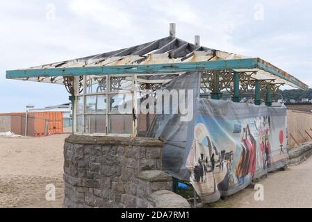 Ein verderbter Schutz am Strand auf diesem Foto aufgenommen In Weston-super-Mare Stockfoto