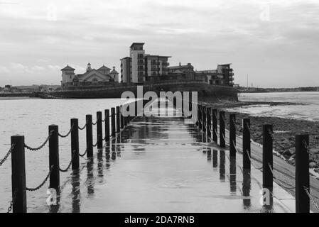 Ein Gang über das Wasser auf diesem Foto aufgenommen Das Meer in Weston-super-Mare Stockfoto