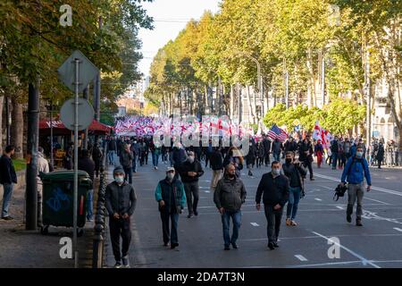 Tiflis, Georgien - 08. November, 2020: Demonstration des Protests gegen Bidzina Ivanishzhili auf Rustaveli Avenue Stockfoto