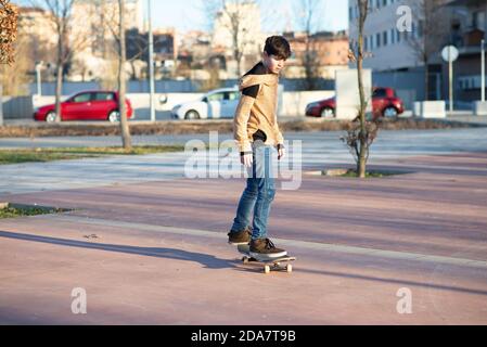 Männliche Skateboarder Reiten und üben Skateboard in der Stadt im Freien Stockfoto