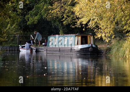 Boote entlang der schönen Basingstoke Kanal in der Nähe der Gerste Mow Brücke bei Dogmersfield in Hampshire Stockfoto