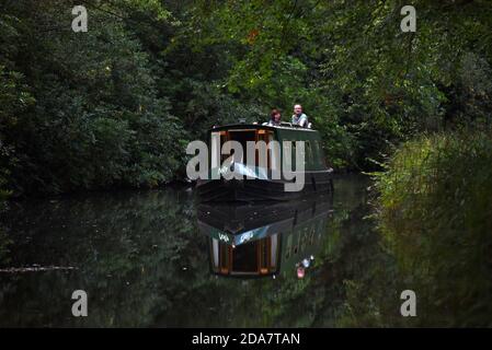 Boote entlang der schönen Basingstoke Kanal in der Nähe der Gerste Mow Brücke bei Dogmersfield in Hampshire Stockfoto