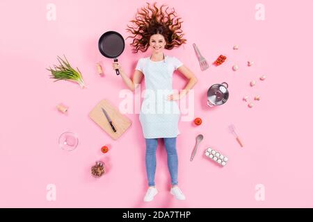 Ganzkörper hoch Winkel oben über flach Lay View Foto Von funky hübsche Dame liegend Boden halten Bratpfanne tragen Küchenschürze Hausfrau Kochen Zutaten Stockfoto