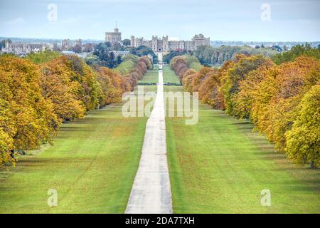 Windsor Castle hebt sich dabei deutlich vom Himmel ab Foto aufgenommen an einem klaren Herbsttag Stockfoto