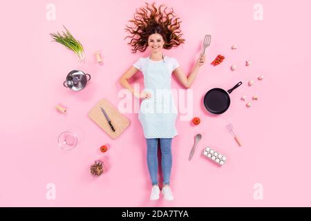 Ganzkörper hoch Winkel oben über flach Lay View Foto Von funky hübsche Dame liegen Boden tragen Küche Schürze Hausfrau Quarantäne Kochen haben Zutaten Stockfoto