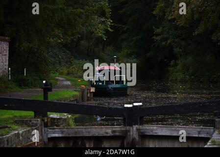 Ein Schmalboot ist über einer Schleuse bei Deepcut On vertäut Der wunderschöne Basingstoke Canal in Surrey Stockfoto