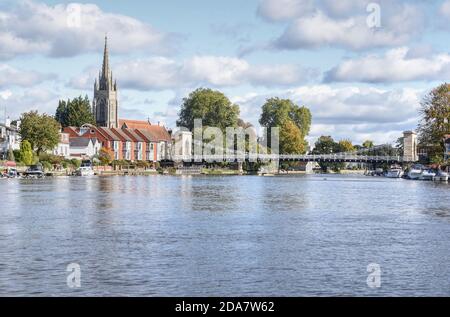 Die Themse bei Marlow auf diesem Foto aufgenommen Ein heller Herbsttag Stockfoto