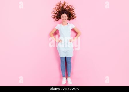 Ganzkörper, hoher Winkel über der flachen Lay-Ansicht, Foto von Funky hübsche Dame liegen Boden tragen Küche Schürze Hausfrau Quarantäne Viel Spaß beim Kochen Stockfoto