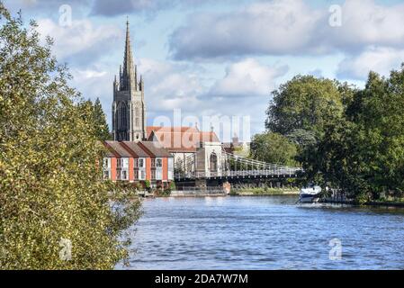 Die Themse bei Marlow auf diesem Foto aufgenommen Ein heller Herbsttag Stockfoto