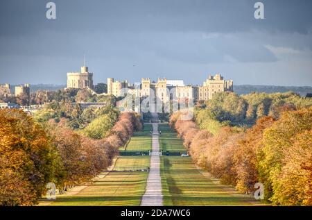 Windsor Castle in England hebt sich deutlich vom Himmel ab Auf diesem Foto, das an einem klaren Herbsttag aufgenommen wurde Stockfoto