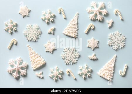 Weihnachten Muster der weißen Urlaub DIY Dekoration auf blau. Weihnachten abstrakter Hintergrund. Weihnachtskarte. Stockfoto