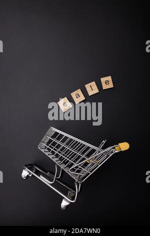 Mini-Warenkorb und Wortverkauf aus Holzbuchstaben Stockfoto