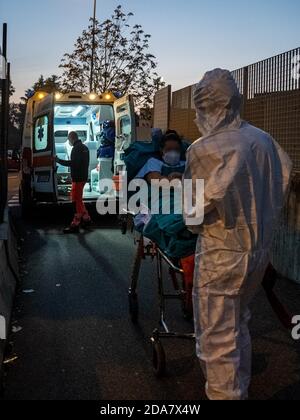 Monza, Italien. November 2020. Monza -Covid-19 Notfall Lombardei Gebiet Rozza - San Gerardo Krankenhaus,118 erste Hilfe, Krankenwagen und medizinisches Personal. Transfer eines Covid betroffenen Patienten in ein anderes Krankenhaus (Monza - 2020-11-10, Marco Passaro) p.s. la foto e' utilizzabile nel rispetto del contesto in cui e' stata scattata, e senza intento diffamatorio del decoro delle persone rapresentate Kredit: Unabhängige Fotoagentur/Alamy Live News Stockfoto