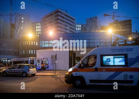 Monza, Italien. November 2020. Monza -Covid-19 Notfall Lombardei Gebiet Rozza - San Gerardo Krankenhaus,118 erste Hilfe, Krankenwagen und medizinisches Personal. Transfer eines Covid betroffenen Patienten in ein anderes Krankenhaus (Monza - 2020-11-10, Marco Passaro) p.s. la foto e' utilizzabile nel rispetto del contesto in cui e' stata scattata, e senza intento diffamatorio del decoro delle persone rapresentate Kredit: Unabhängige Fotoagentur/Alamy Live News Stockfoto