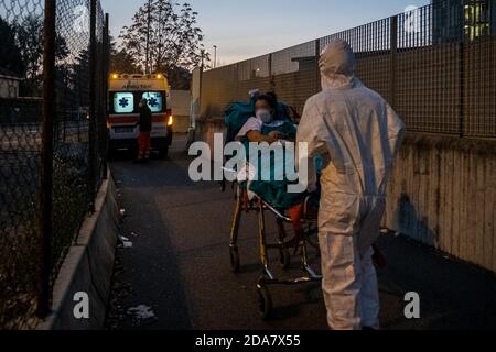 Monza, Italien. November 2020. Monza -Covid-19 Notfall Lombardei Gebiet Rozza - San Gerardo Krankenhaus,118 erste Hilfe, Krankenwagen und medizinisches Personal. Transfer eines Covid betroffenen Patienten in ein anderes Krankenhaus (Monza - 2020-11-10, Marco Passaro) p.s. la foto e' utilizzabile nel rispetto del contesto in cui e' stata scattata, e senza intento diffamatorio del decoro delle persone rapresentate Kredit: Unabhängige Fotoagentur/Alamy Live News Stockfoto