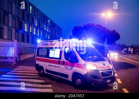 Monza, Italien. November 2020. Monza -Covid-19 Notfall Lombardei Gebiet Rozza - San Gerardo Krankenhaus,118 erste Hilfe, Krankenwagen und medizinisches Personal. Transfer eines Covid betroffenen Patienten in ein anderes Krankenhaus (Monza - 2020-11-10, Marco Passaro) p.s. la foto e' utilizzabile nel rispetto del contesto in cui e' stata scattata, e senza intento diffamatorio del decoro delle persone rapresentate Kredit: Unabhängige Fotoagentur/Alamy Live News Stockfoto