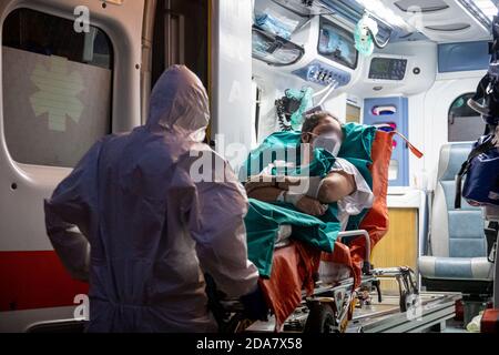 Monza, Italien. November 2020. Monza -Covid-19 Notfall Lombardei Gebiet Rozza - San Gerardo Krankenhaus,118 erste Hilfe, Krankenwagen und medizinisches Personal. Transfer eines Covid betroffenen Patienten in ein anderes Krankenhaus (Monza - 2020-11-10, Marco Passaro) p.s. la foto e' utilizzabile nel rispetto del contesto in cui e' stata scattata, e senza intento diffamatorio del decoro delle persone rapresentate Kredit: Unabhängige Fotoagentur/Alamy Live News Stockfoto