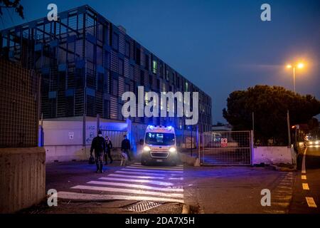 Monza, Italien. November 2020. Monza -Covid-19 Notfall Lombardei Gebiet Rozza - San Gerardo Krankenhaus,118 erste Hilfe, Krankenwagen und medizinisches Personal. Transfer eines Covid betroffenen Patienten in ein anderes Krankenhaus (Monza - 2020-11-10, Marco Passaro) p.s. la foto e' utilizzabile nel rispetto del contesto in cui e' stata scattata, e senza intento diffamatorio del decoro delle persone rapresentate Kredit: Unabhängige Fotoagentur/Alamy Live News Stockfoto