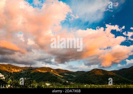 Landschaft von Valnerina bei Sonnenuntergang mit castel di lago Stockfoto