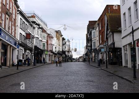 Guildford High Street ist in diesem Foto extrem ruhig Während der zweiten Covid-19-Sperre von 2020 Stockfoto