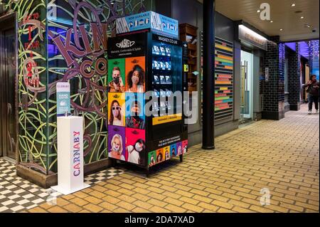 LONDON - 1. NOVEMBER 2020: Ein Händedesinfektionsgerät mit Podest neben einem Gesichtsmasken-Automaten in der Carnaby Street, London Stockfoto