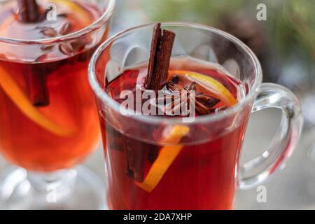 Glühwein zu Weihnachten. Zwei Tassen mit Glühwein auf Holztisch. Konzept Weihnachten oder Neujahr. Weihnachten. Nahaufnahme. Weichfokus. Stockfoto