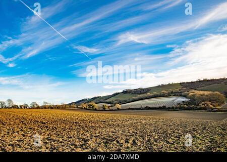 Gepflügte Feld unter den South Downs in West Sussex, England, Großbritannien Stockfoto