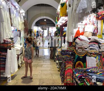 Salvador/Bahia/Brasilien – 03/14/2020: Kunsthandwerk und Souvenirs im traditionellen Mercado Modelo in Salvador Stockfoto