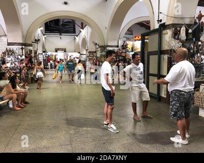 Salvador/Bahia/Brasilien – 03/14/2020: Kunsthandwerk und Souvenirs im traditionellen Mercado Modelo in Salvador Stockfoto