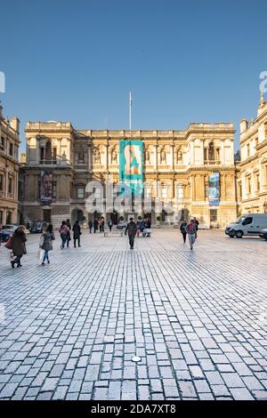 Picasso-Poster im Innenhof der Royal Academy in London, England, Großbritannien Stockfoto