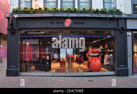 Tagesansicht des Rolling Stones-Shops in der Carnaby Street.die meisten Geschäfte, Restaurants und Geschäfte haben geschlossen, da die zweite einmonatige landesweite Covid 19-Sperre in England beginnt. Stockfoto