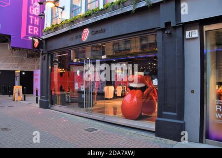 Tagesansicht des Rolling Stones-Shops in der Carnaby Street.die meisten Geschäfte, Restaurants und Geschäfte haben geschlossen, da die zweite einmonatige landesweite Covid 19-Sperre in England beginnt. Stockfoto