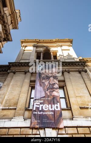 Ausstellungsplakat, das an der Außenfassade der Royal Academy in London, Großbritannien, hängt Stockfoto