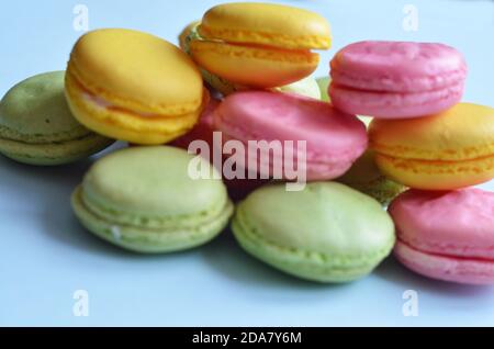 Gemischt aus bunten Makkaroni oder Pastakuchen auf blauem Hintergrund. Süße und bunte französische Macarons, Pastellfarben. Flach liegend, Draufsicht. Fügen Sie Ihren Text hinzu Stockfoto