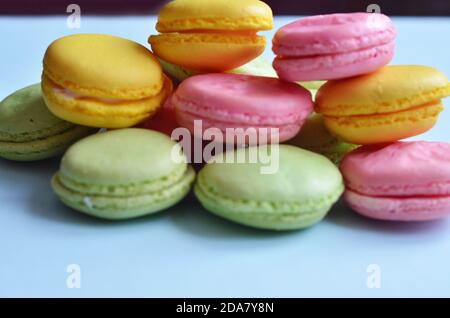 Gemischt aus bunten Makkaroni oder Pastakuchen auf blauem Hintergrund. Süße und bunte französische Macarons, Pastellfarben. Flach liegend, Draufsicht. Fügen Sie Ihren Text hinzu Stockfoto
