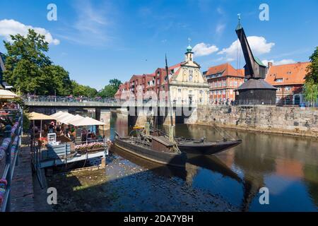 Lüneburg: Alter Hafen mit Kran und Kaufhaus, Boote Ilmenau-Ever und Stecknitz-Prahm, Lüneburger Heide, Lüneburger Heide, Stockfoto